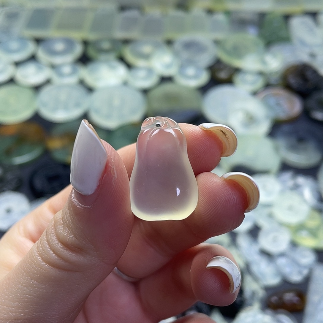 岫玉未镶嵌颈饰福瓜