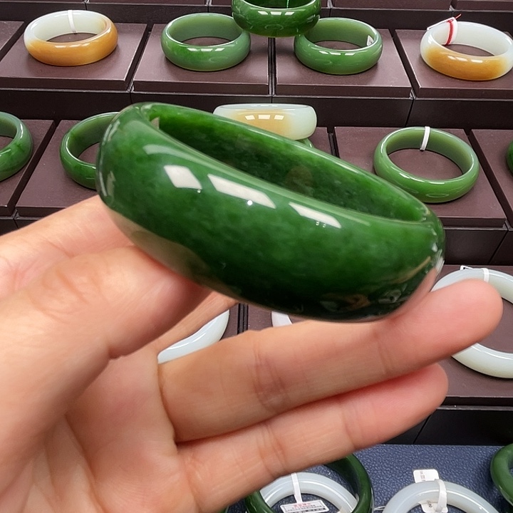 和田玉未镶嵌手镯