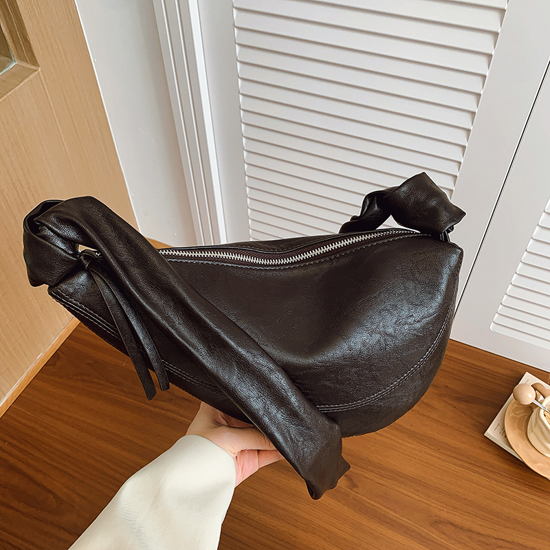 25年新款女包单肩斜挎包做旧小包包网红复古风饺子包 DZ 16180