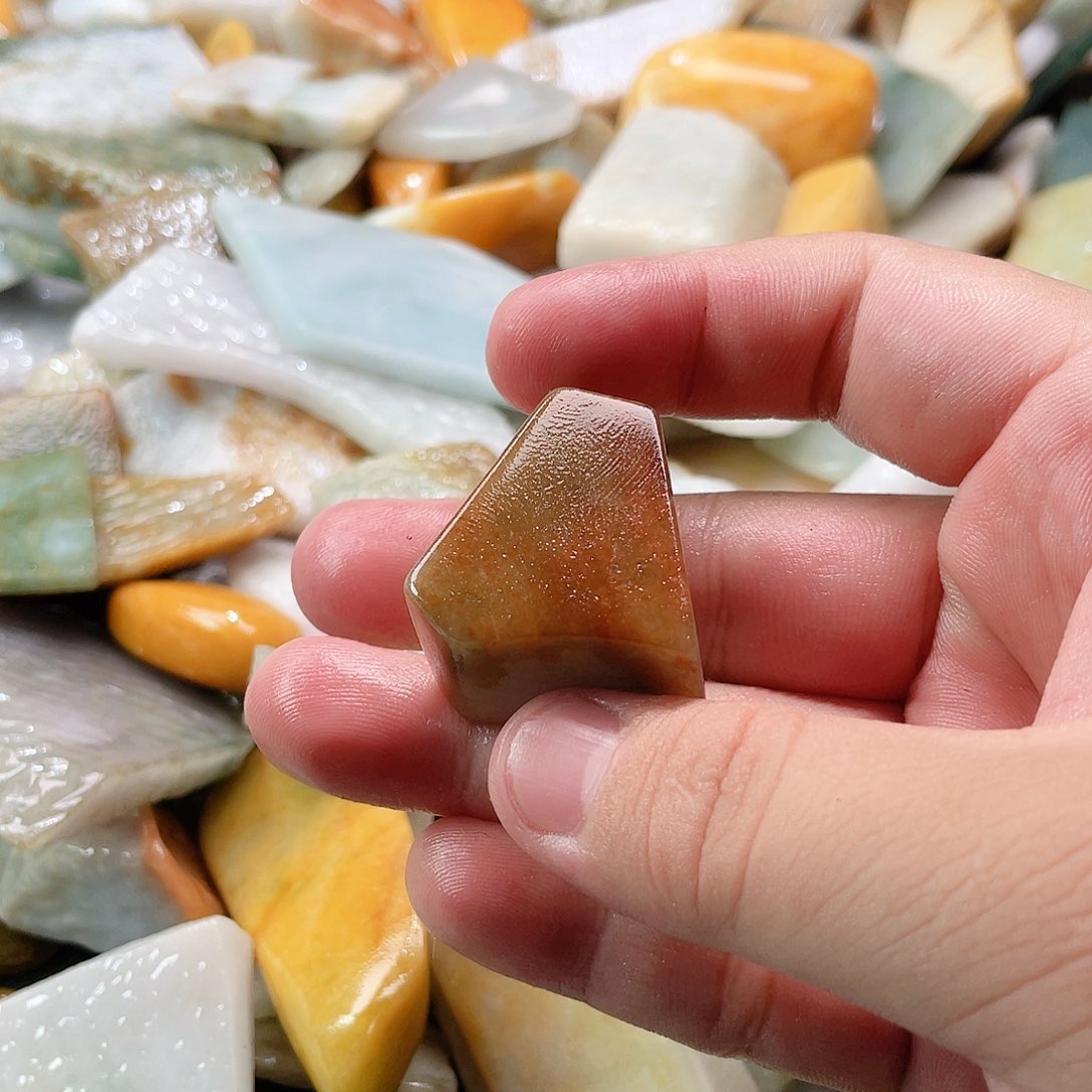 翡翠颈饰未镶嵌江****意