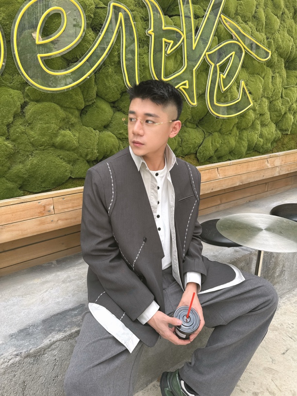 小众设计2025秋冬明线毛边V领刺绣垫肩西装外套纽扣外套