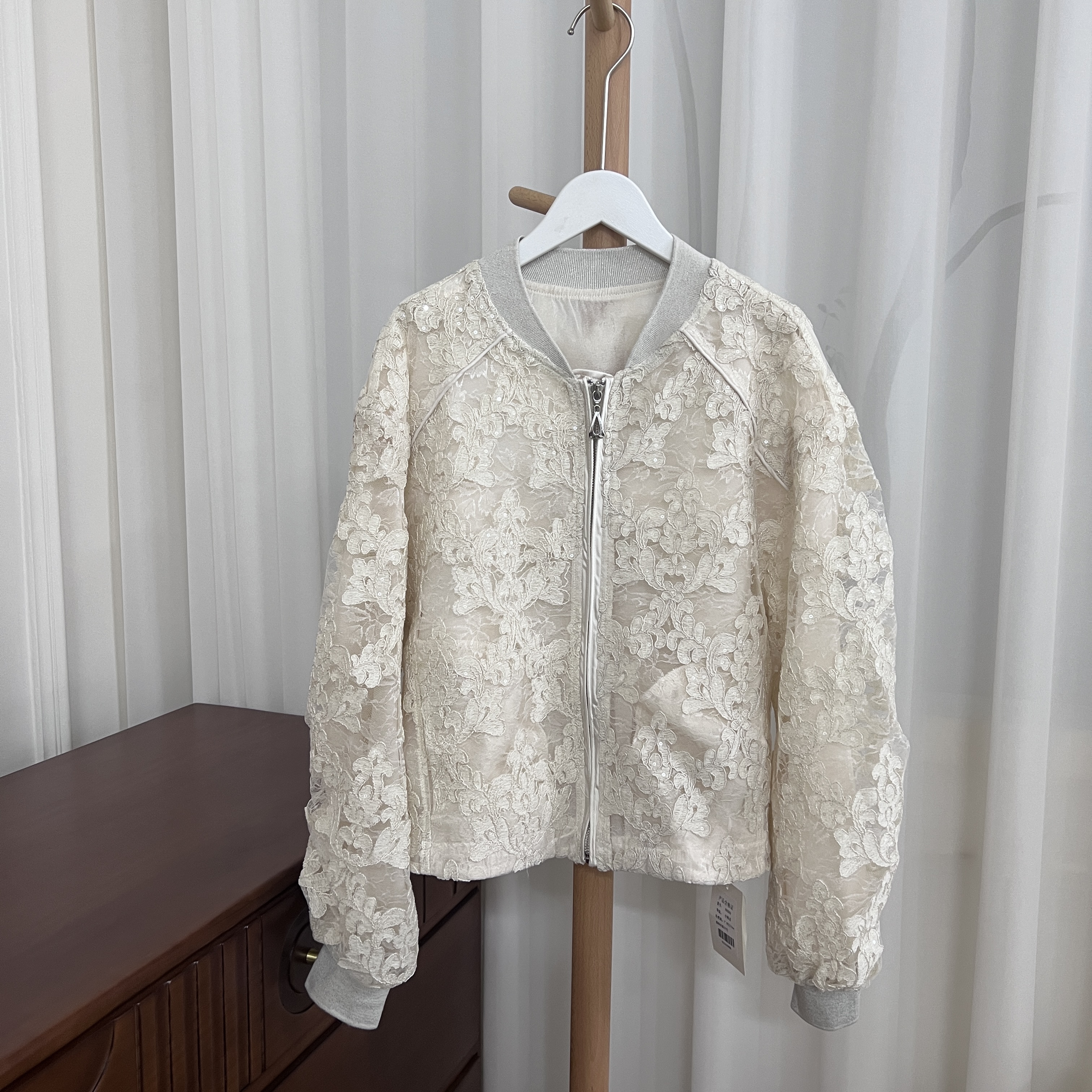 时尚蕾丝刺绣夹克外套  J510