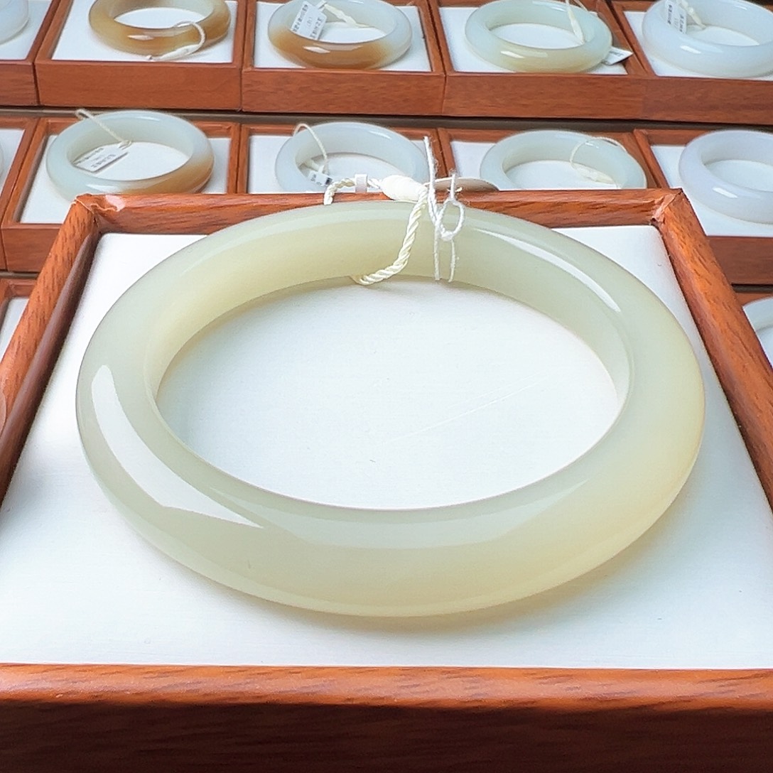 和田玉手镯未镶嵌