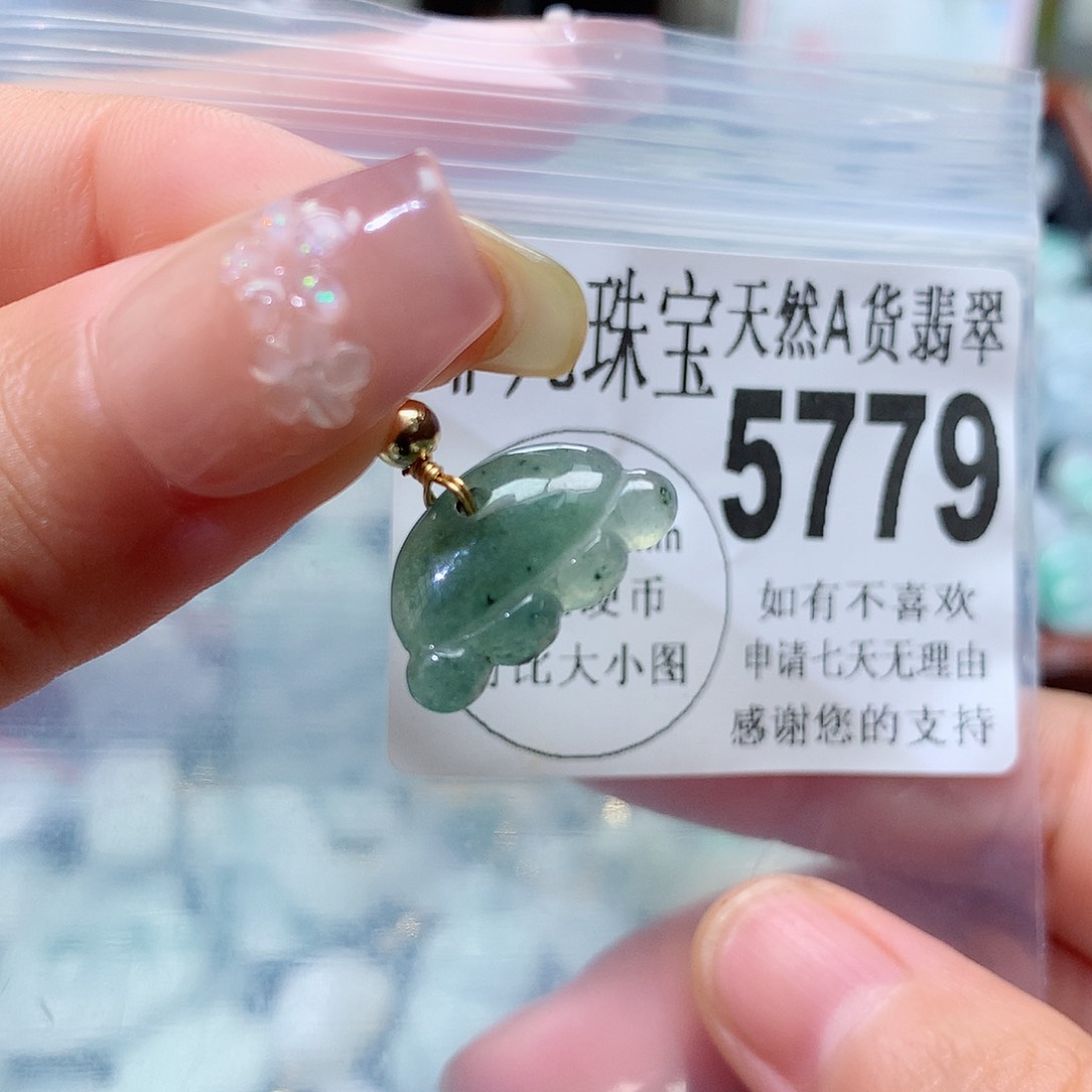 翡翠未镶嵌颈饰，