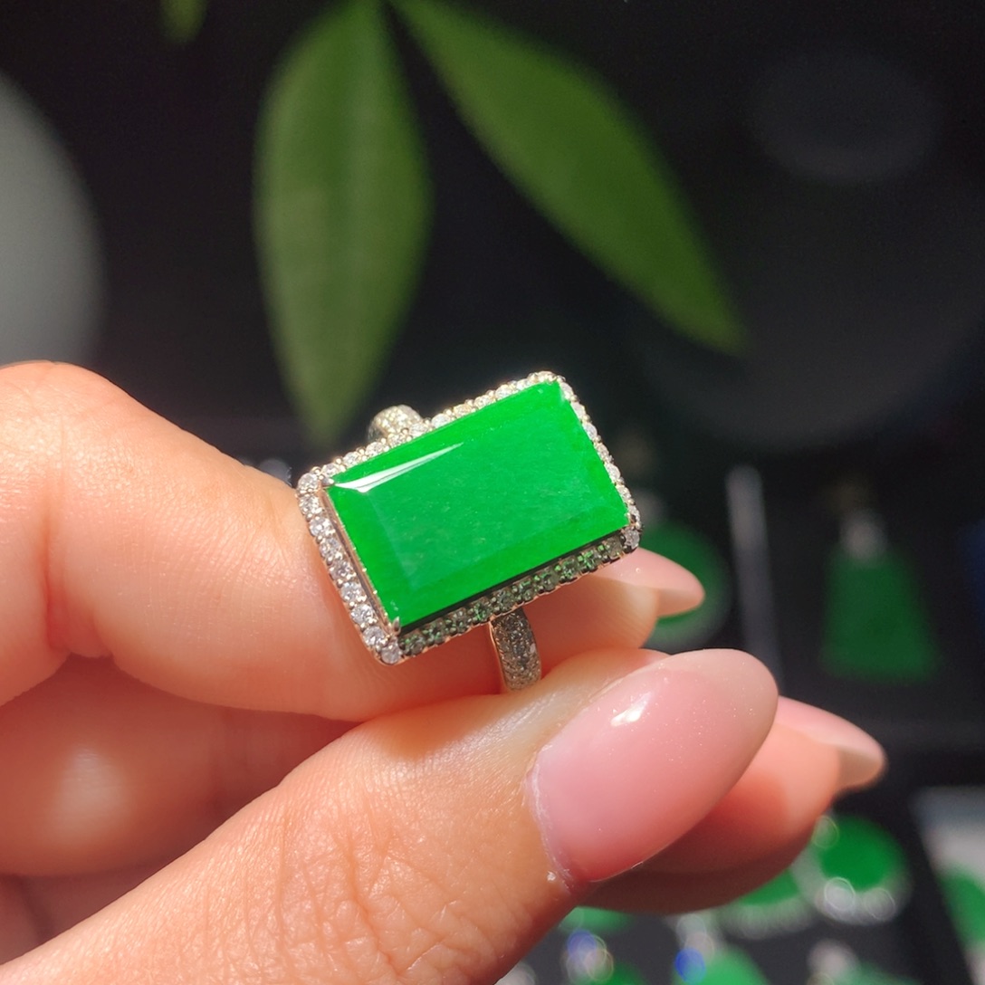 翡翠18K金镶嵌颈饰翡翠