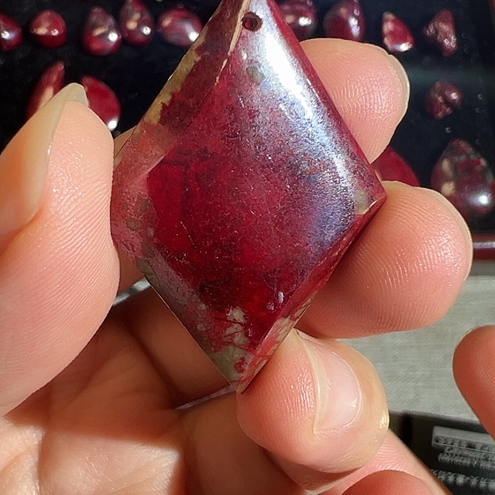 天然辰砂原矿吊坠17.14克