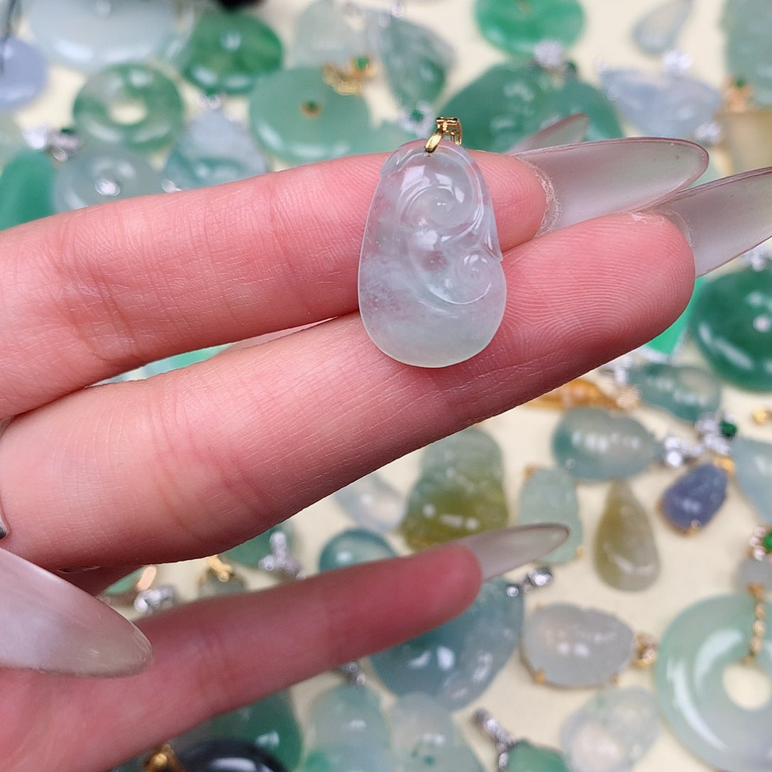 翡翠颈饰18K金镶嵌如意