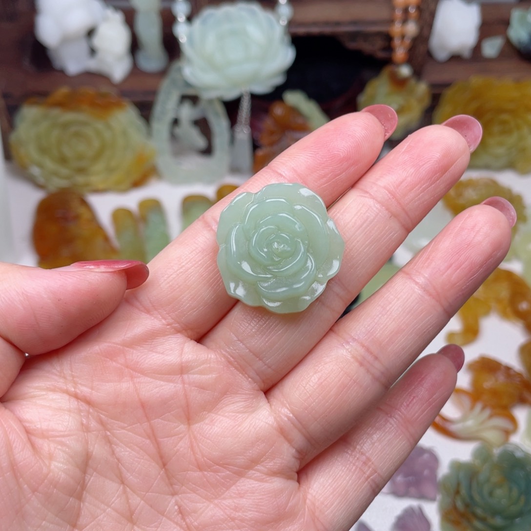 蛇纹石玉未镶嵌颈饰梅