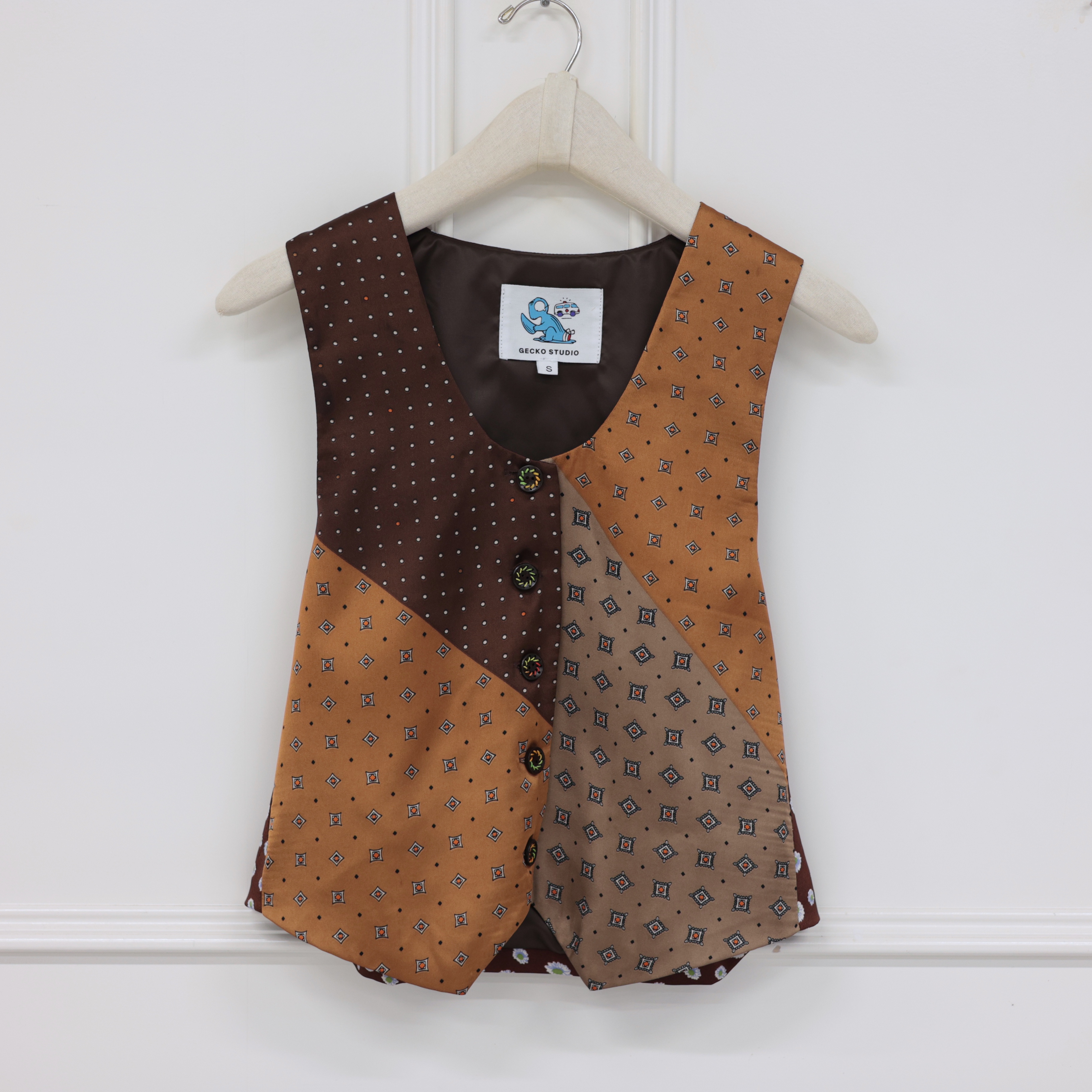 【壁虎姐】CECKO2025春季新款 棕咖色花点复古印花无袖背心马甲