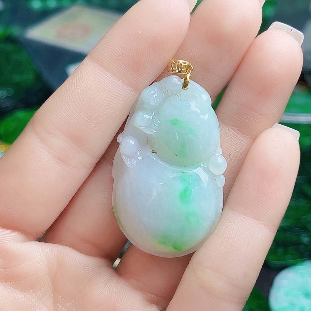 颈饰18K金镶嵌翡翠多样性