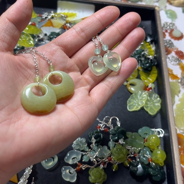 蛇纹石玉合金耳饰