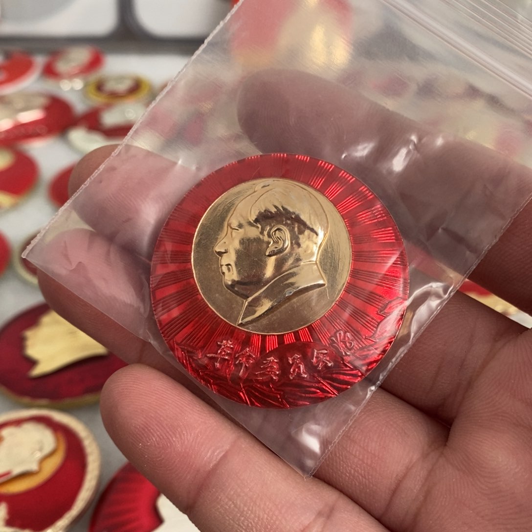 铝和*头红色纪念章文像