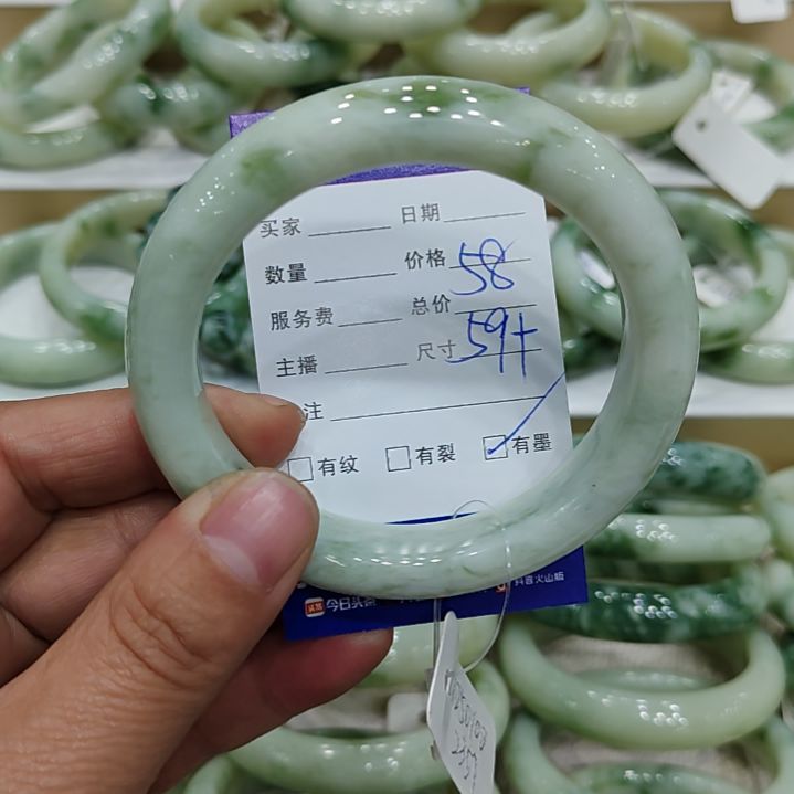 透闪石-蛇纹石玉颈饰未镶嵌