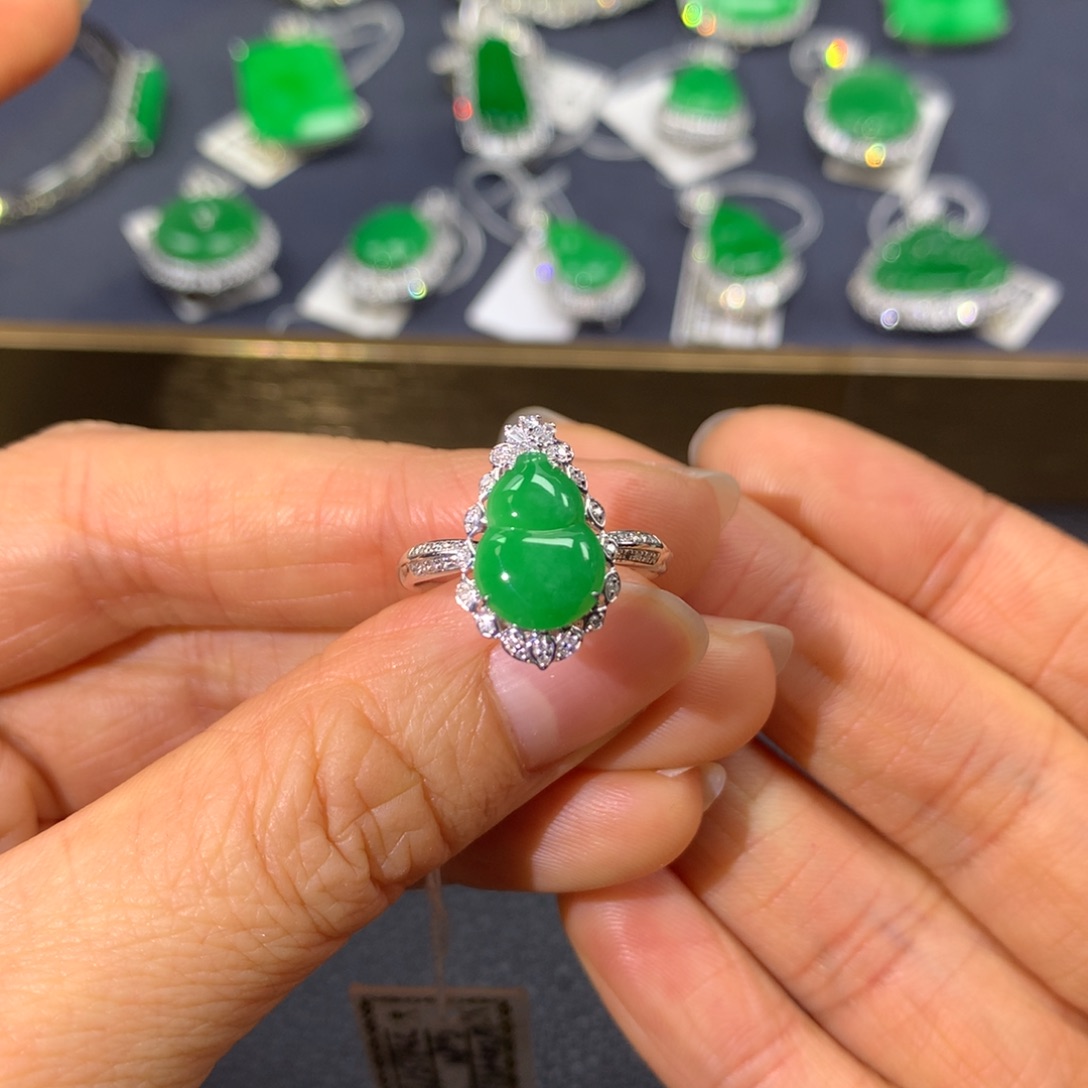 翡翠戒指18K金镶嵌翡翠