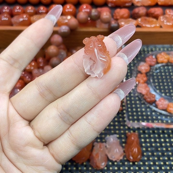 玛瑙/玉髓未镶嵌颈饰金鱼