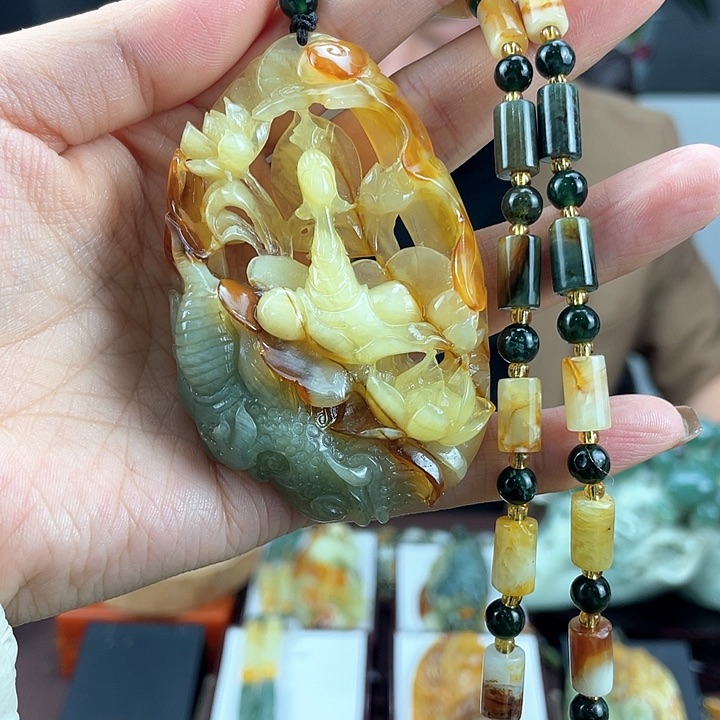 蛇纹石玉颈饰未镶嵌