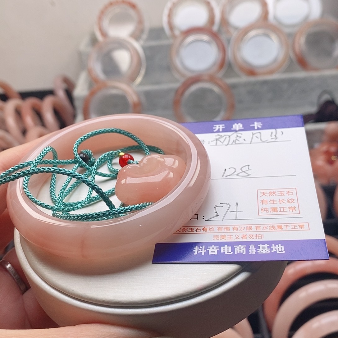****尘石英质玉未镶嵌手镯