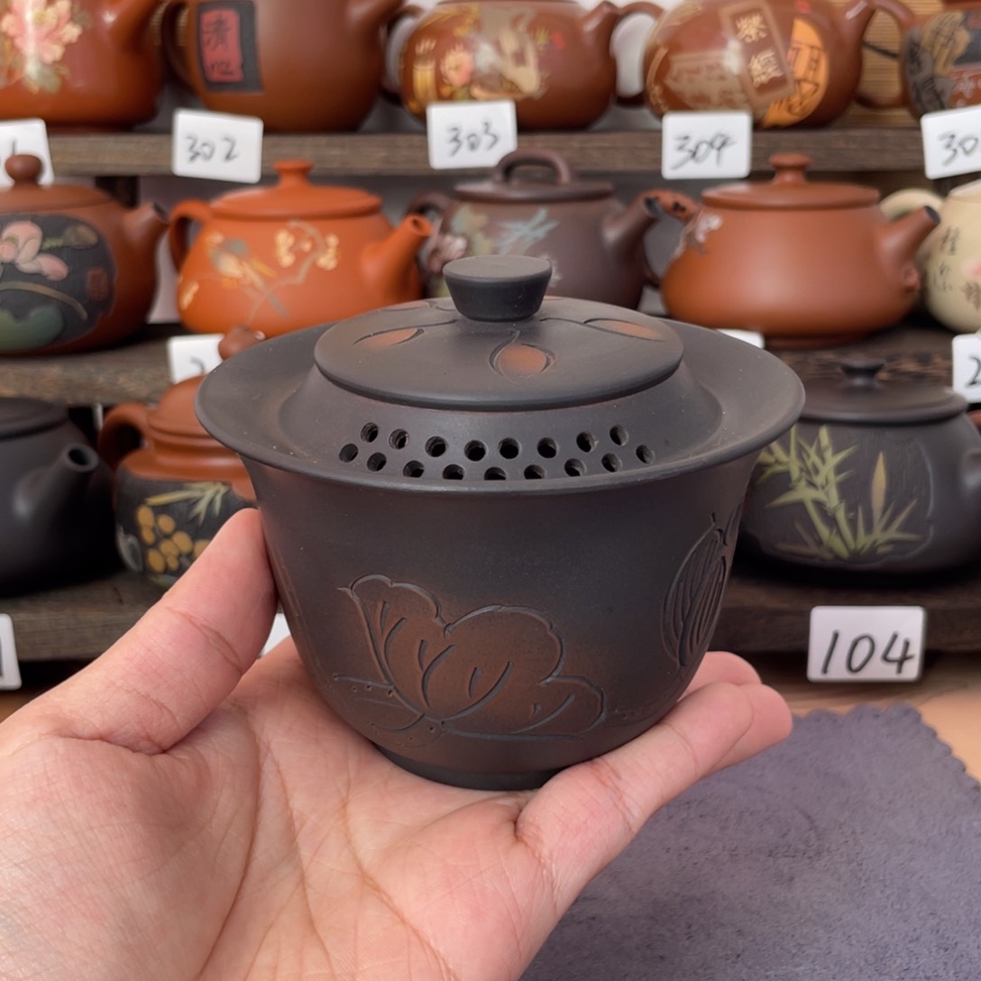 壶微瑕线雕荷花宝瓶