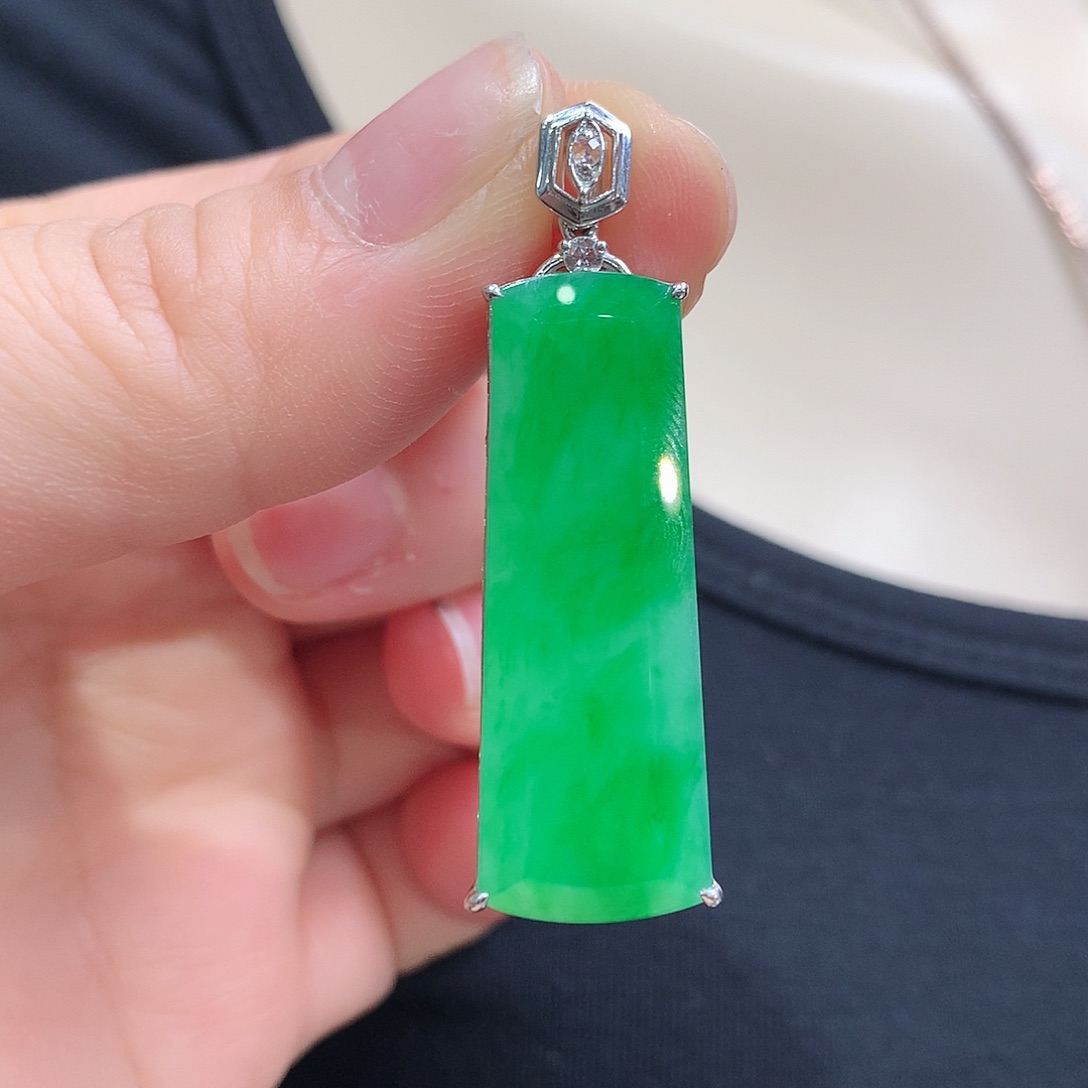 翡翠颈饰18K金镶嵌无事牌