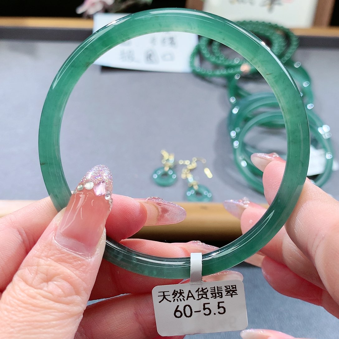 翡翠手镯（圆镯）未镶嵌