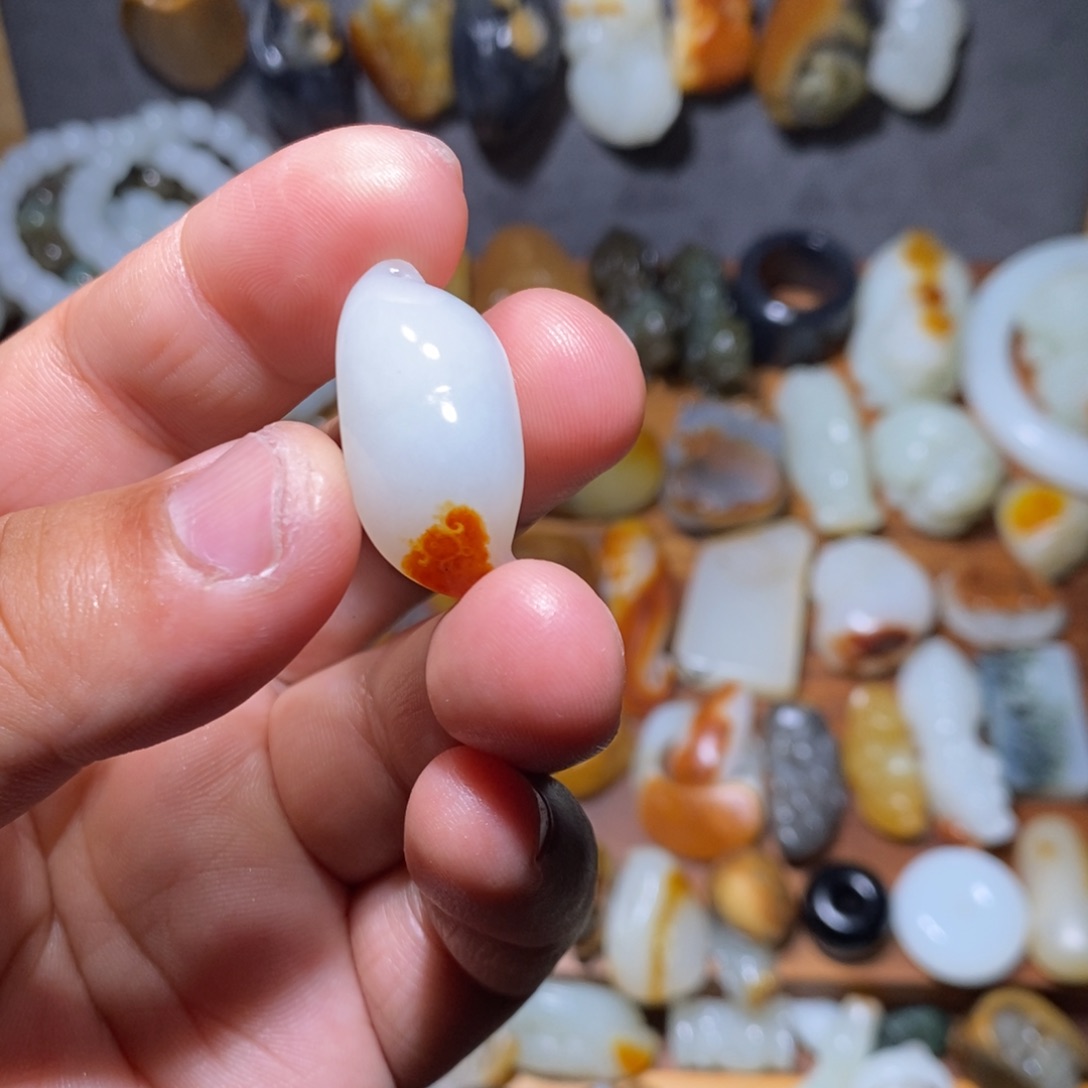 和田玉颈饰未镶嵌别****呢