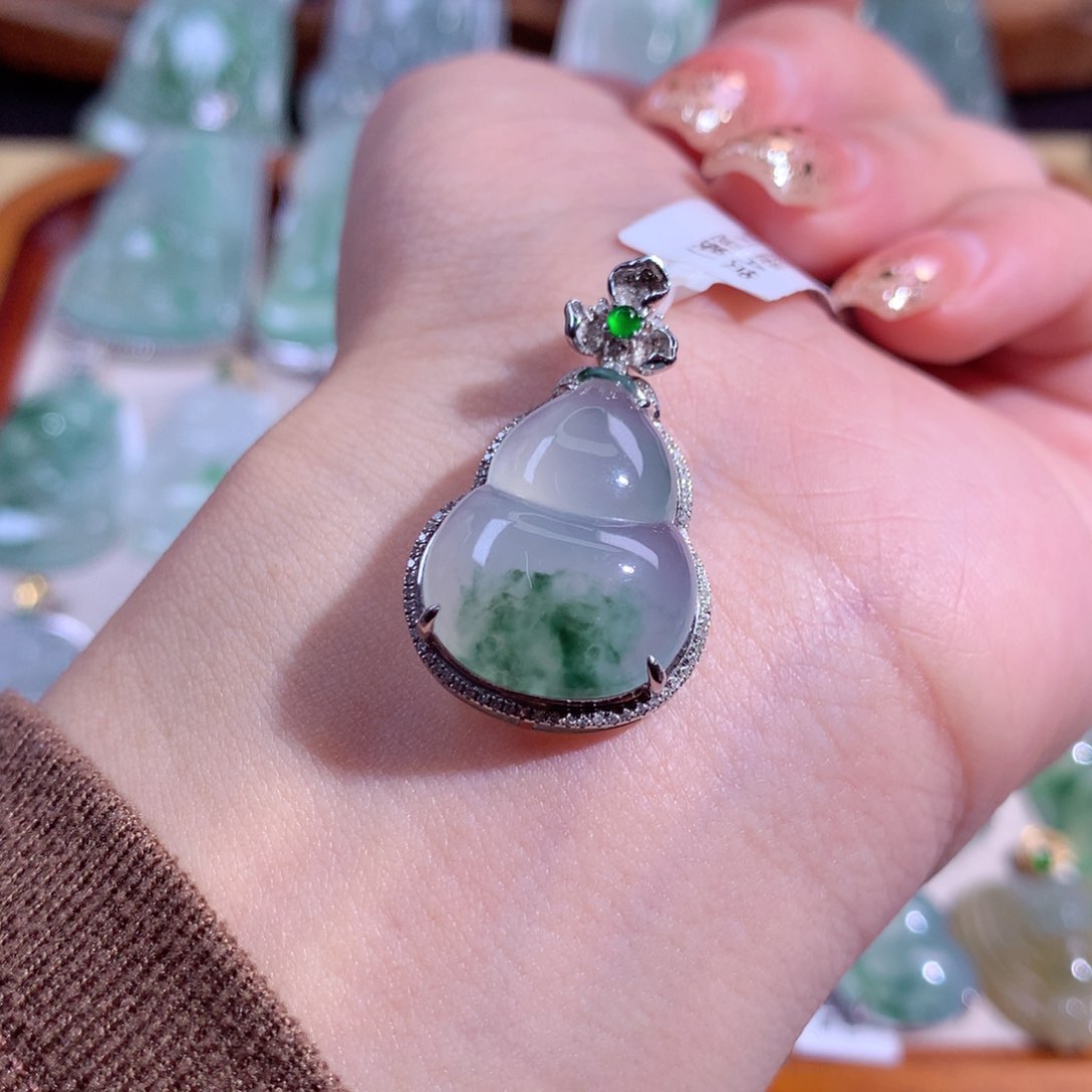 翡翠吊坠(不含链)18K金镶嵌冰飘花葫芦