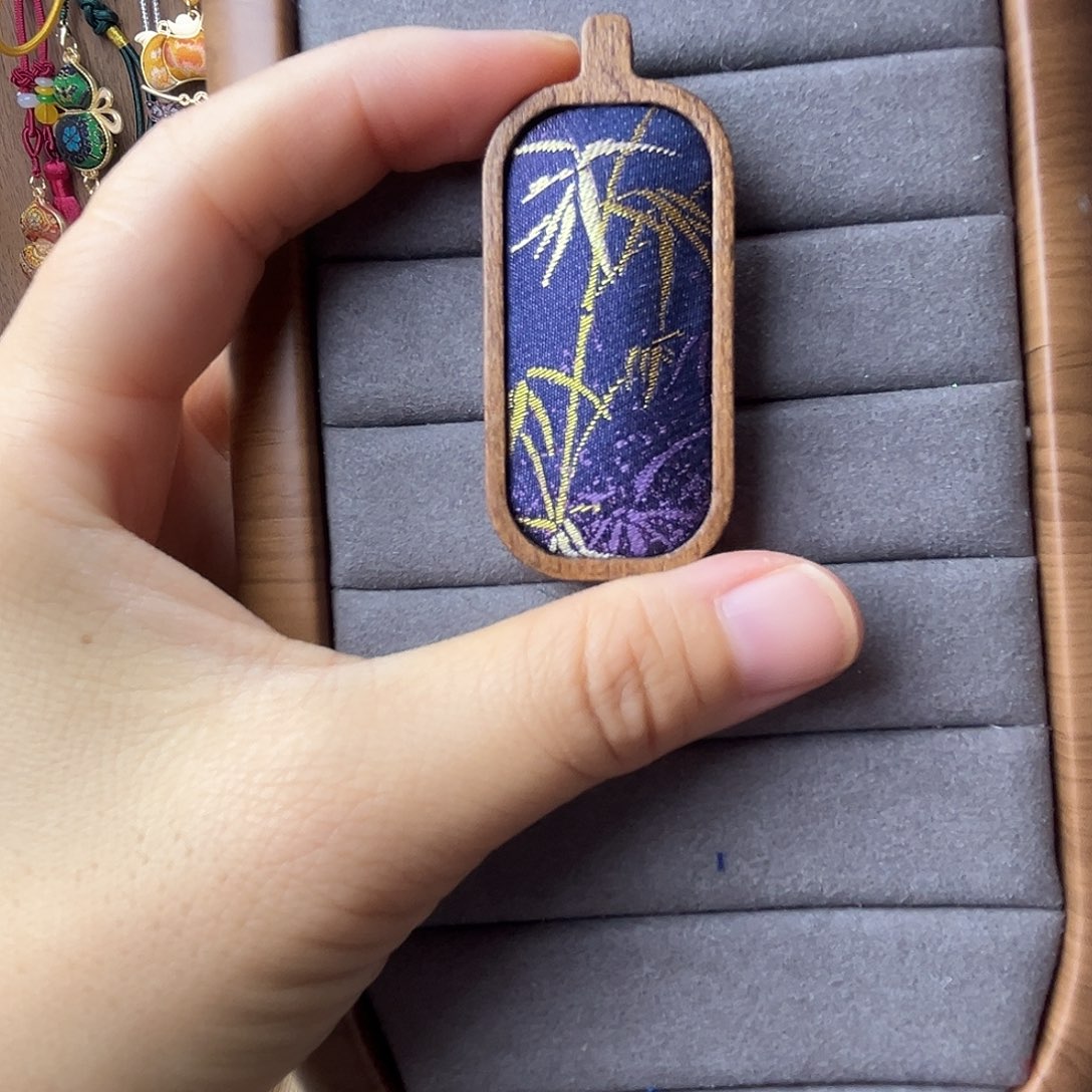 蚕丝竹叶木牌一个