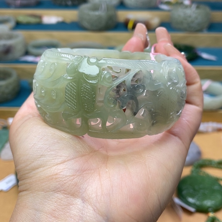 和田玉手镯62圈口。编号77未镶嵌