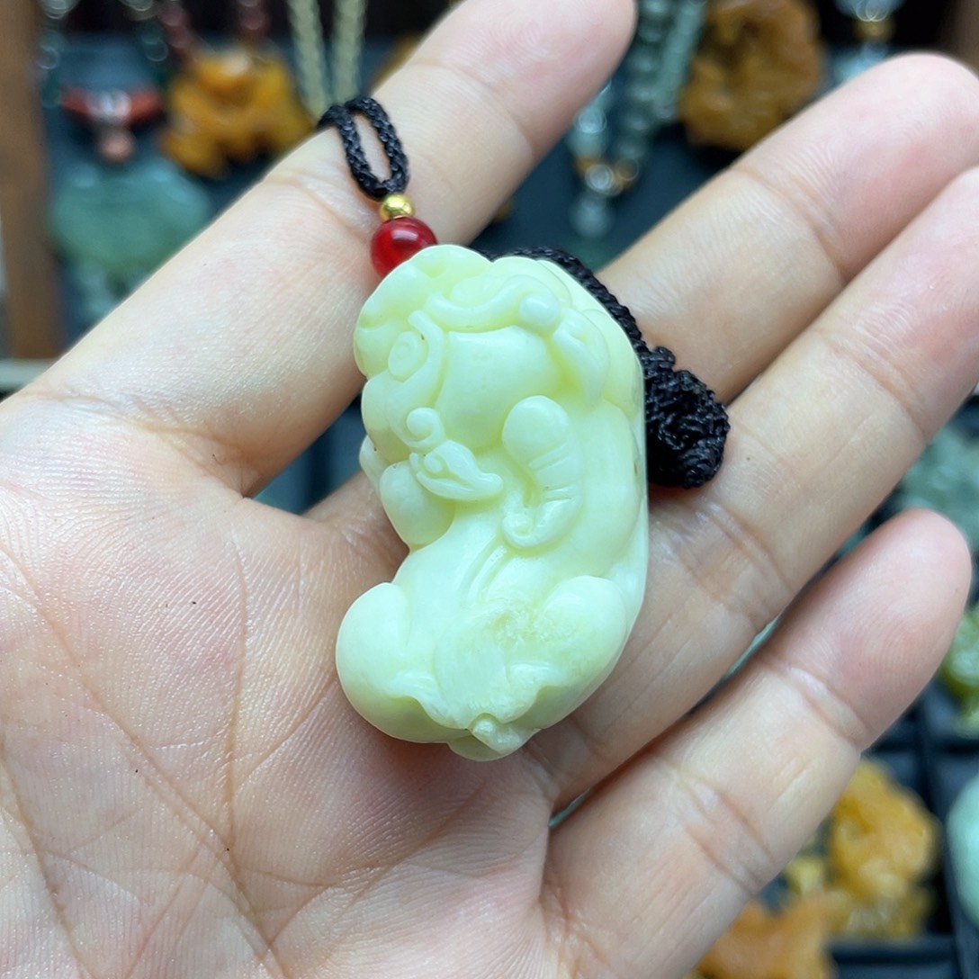 蛇纹石玉未镶嵌颈饰