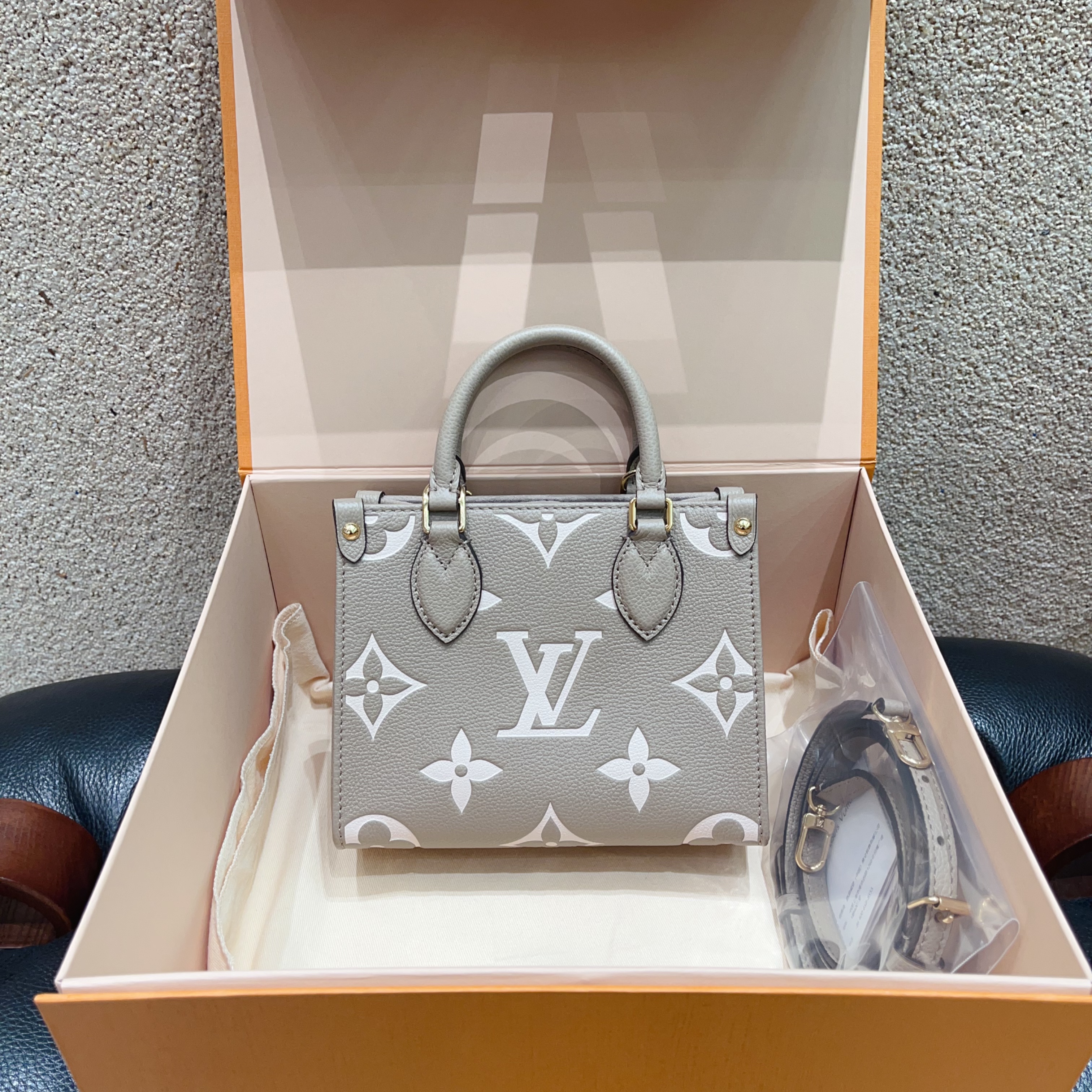 99新 LouisVuitton/路易威登 onthego bb大象灰纯皮单肩包 芯片款