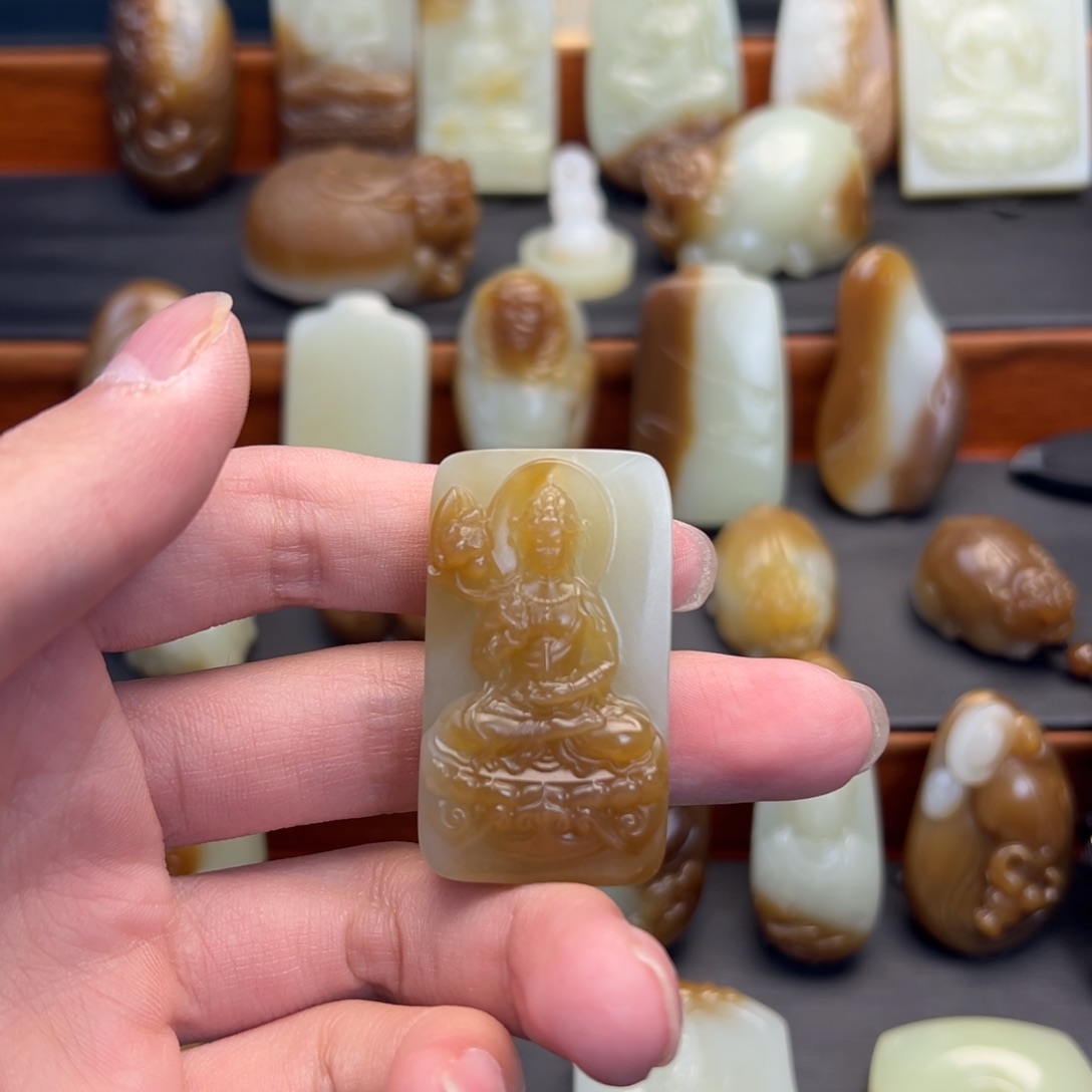 ****好和田玉（糖玉）未镶嵌颈饰