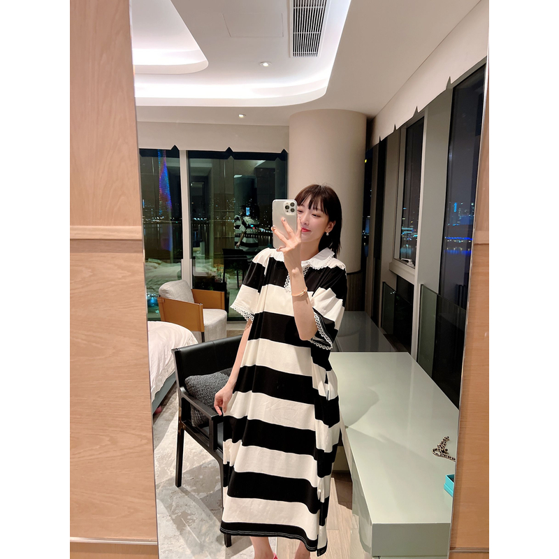 ◆张静芝 镂空钩花边polo小翻领黑白大宽条懒人连衣裙