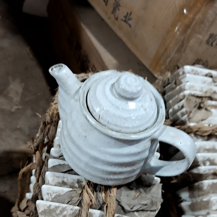 在***上瓷片陶瓷盘子碗啥都有