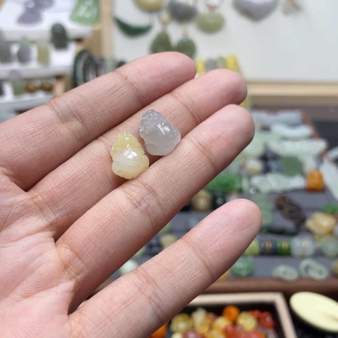 和田玉颈饰未镶嵌一**莓