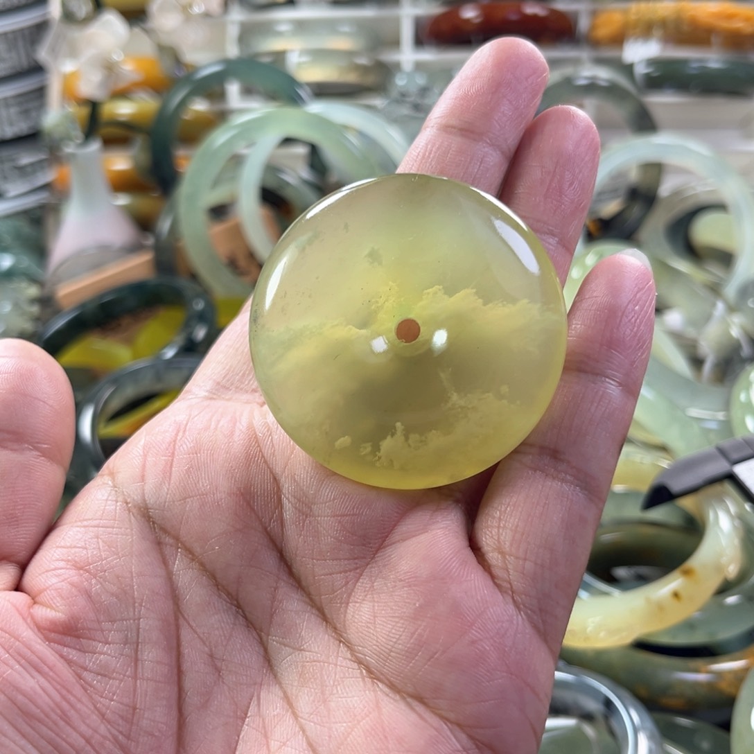 蛇纹石玉颈饰合金