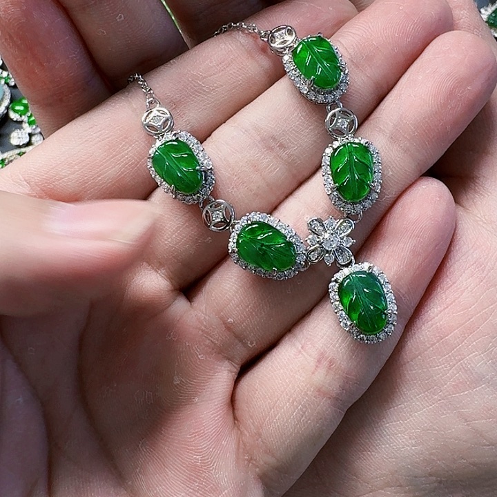 翡翠颈饰未镶嵌天然A货翡翠放漏