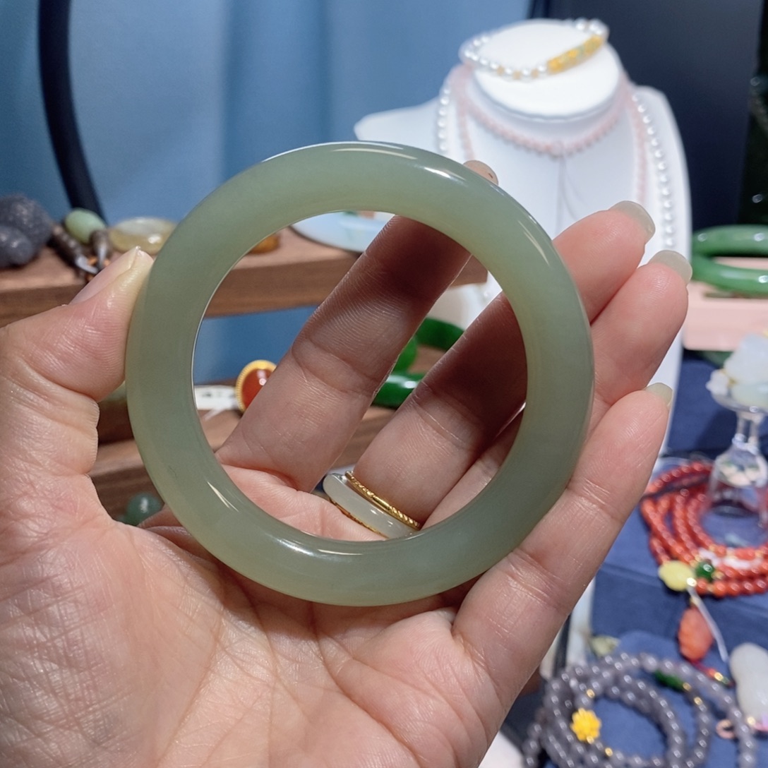 和田玉未镶嵌手镯