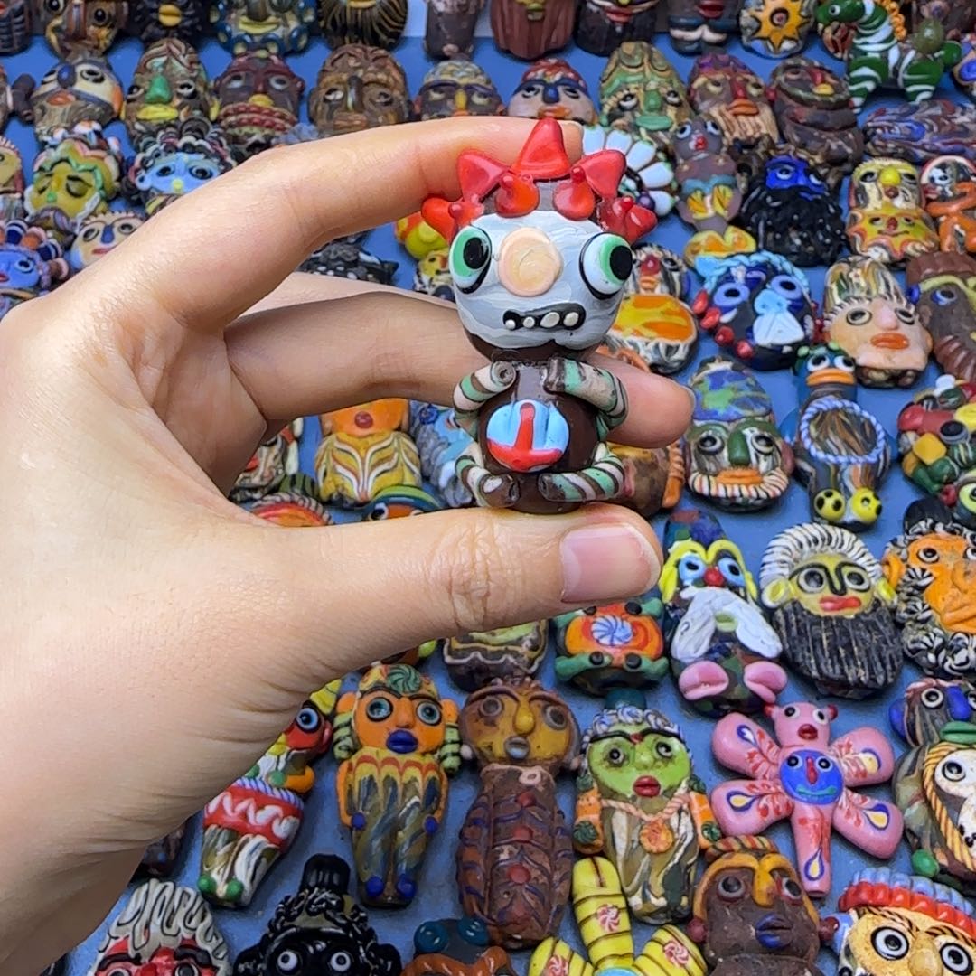 琉璃非金属咖色刺头娃