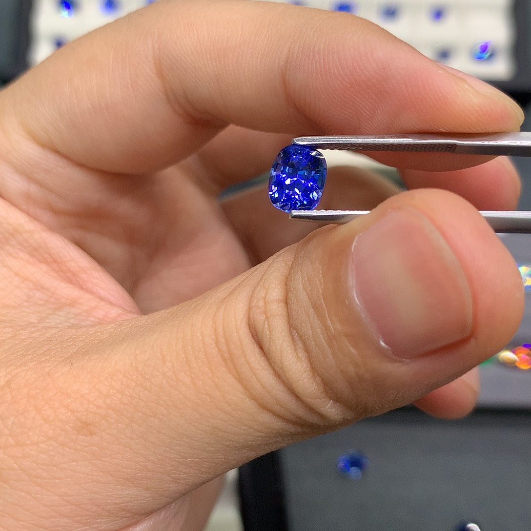 蓝宝石裸石1.54克拉吉尔德大证浓郁矢车菊