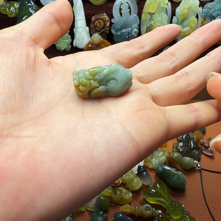 蛇纹石玉未镶嵌颈饰