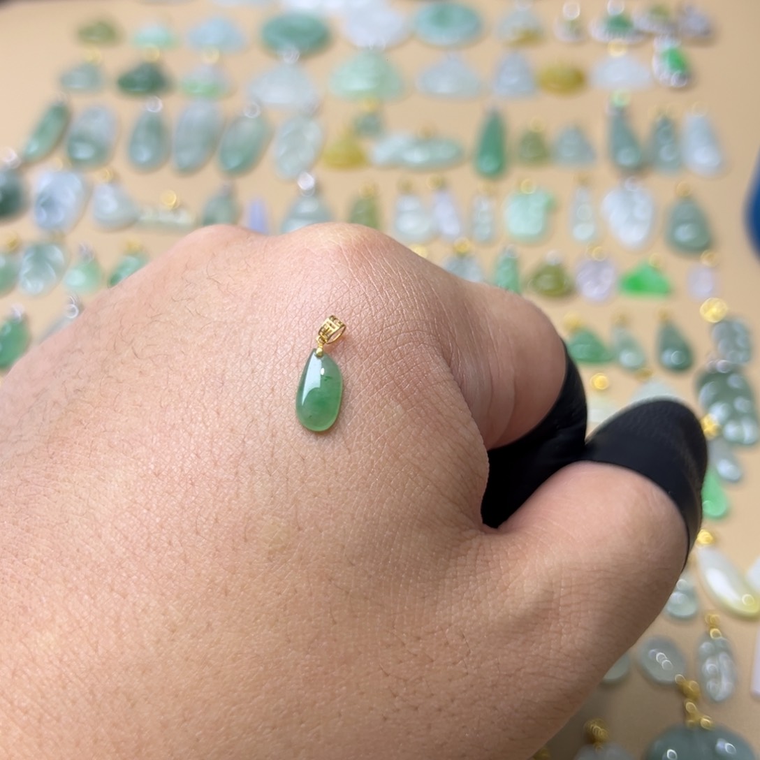 翡翠颈饰18K金镶嵌随形