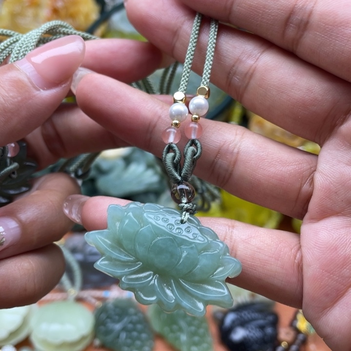 蛇纹石玉未镶嵌颈饰