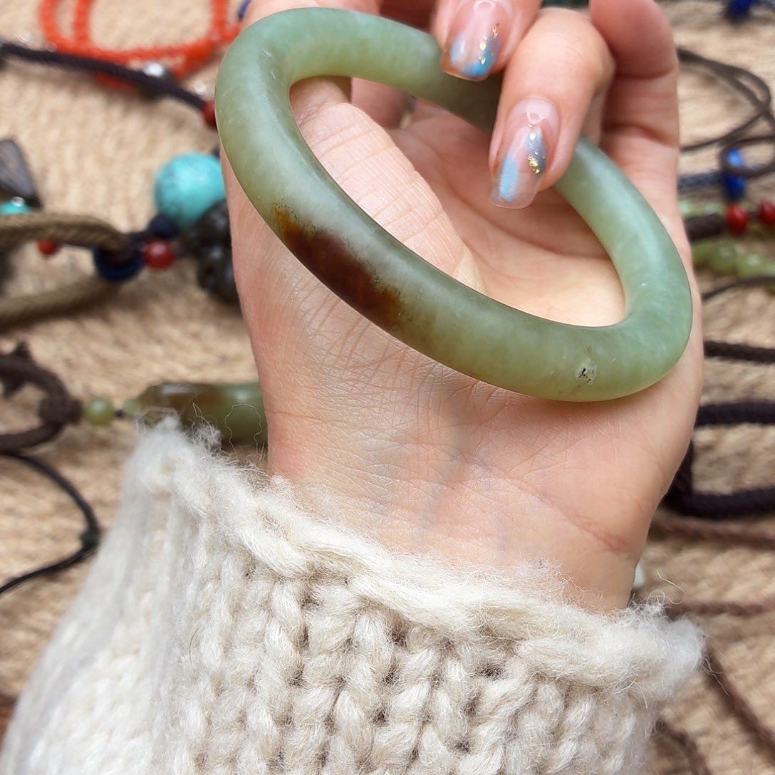 哈***噢和田玉未镶嵌手镯