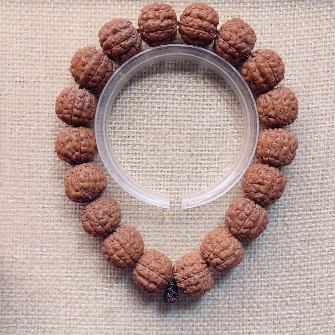 金刚菩提手串F****。14+六瓣碧根果小金刚手持