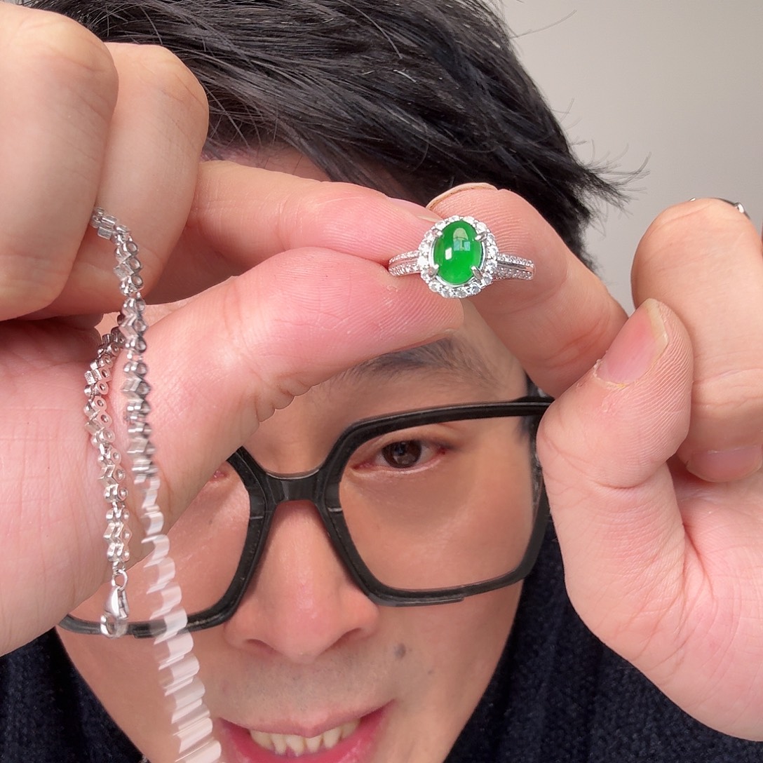 奶****翡翠未镶嵌颈饰一件