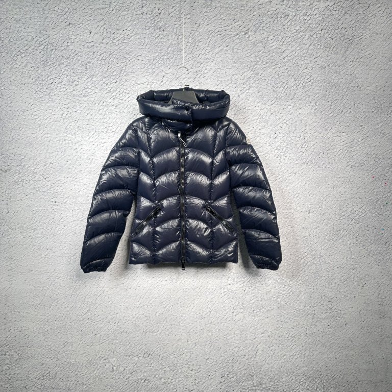 99新 MONCLER  蒙口 藏蓝色绗缝亮面羽绒服  1码