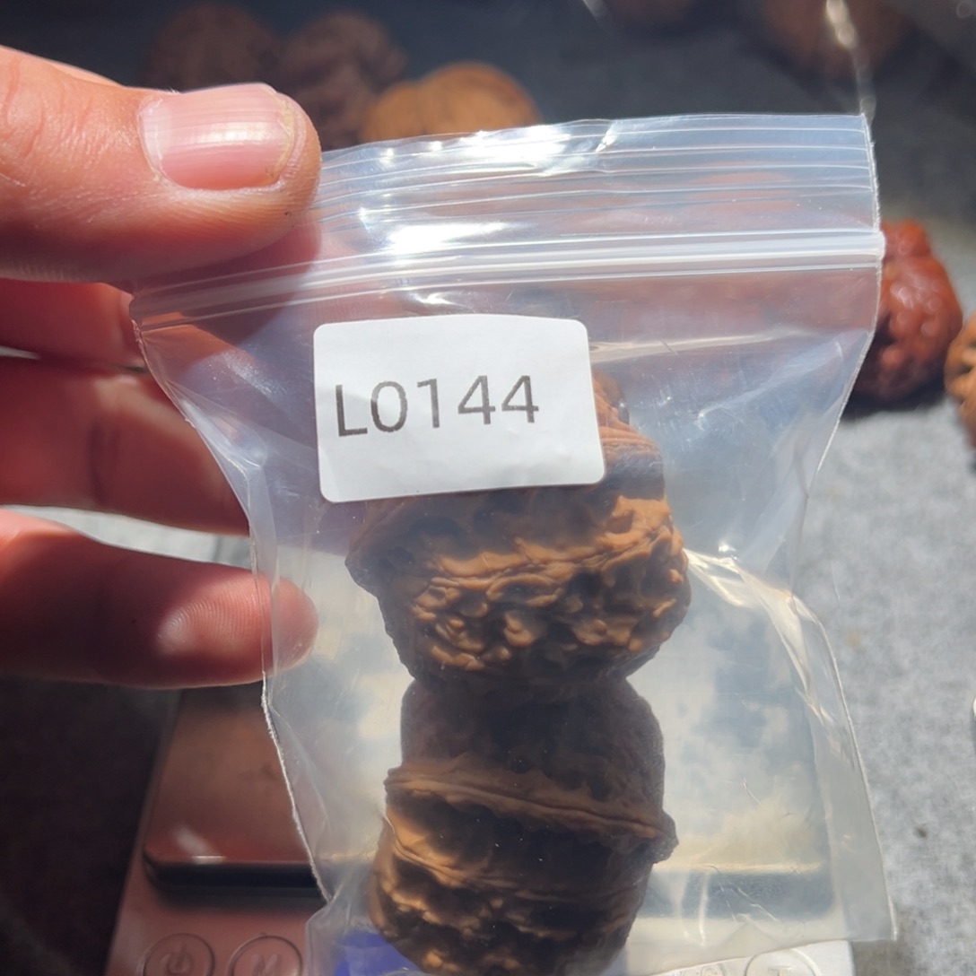 文玩核桃吊坠白狮子