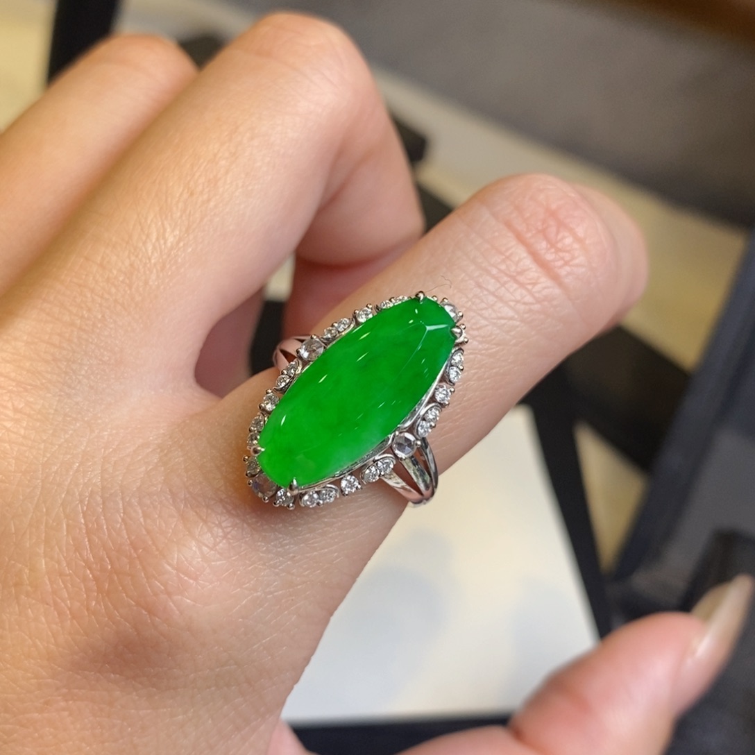 翡翠戒指18K金镶嵌方糖