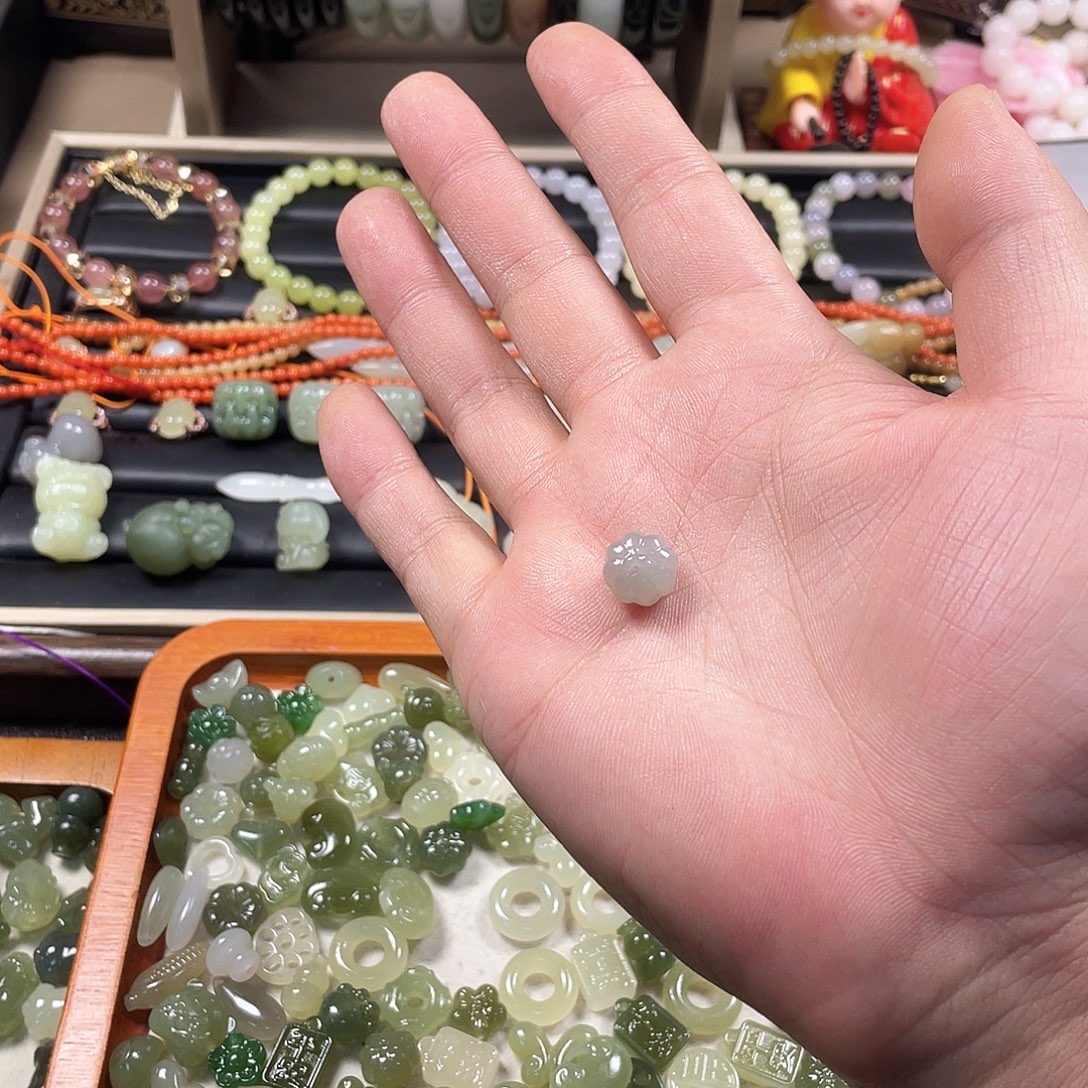 棠***卜和田玉未镶嵌颈饰