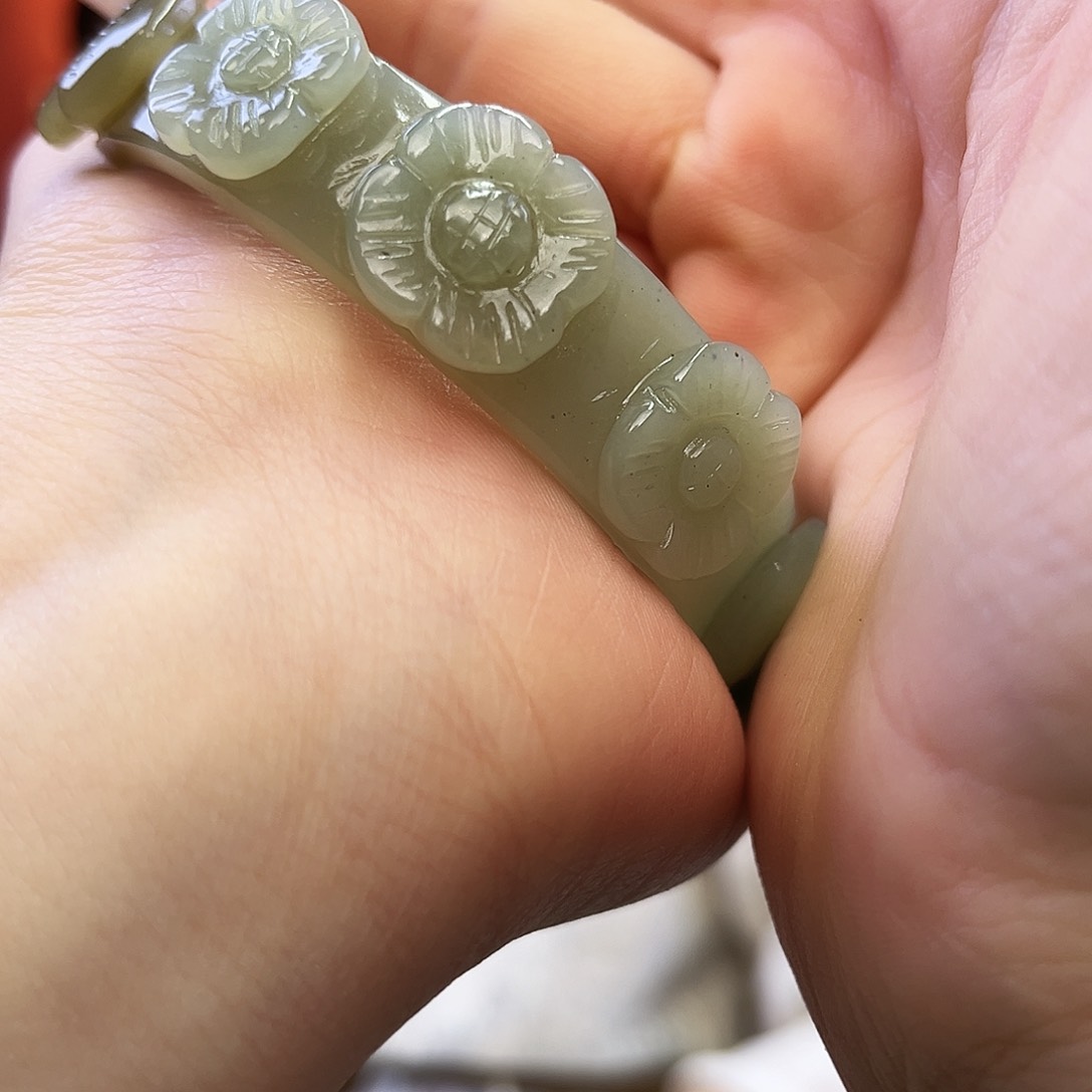 和田玉手链未镶嵌梅花半镯